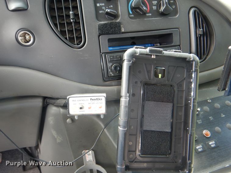 image for item DG4955 2004 Ford Econoline E450 Super Duty shuttle bus