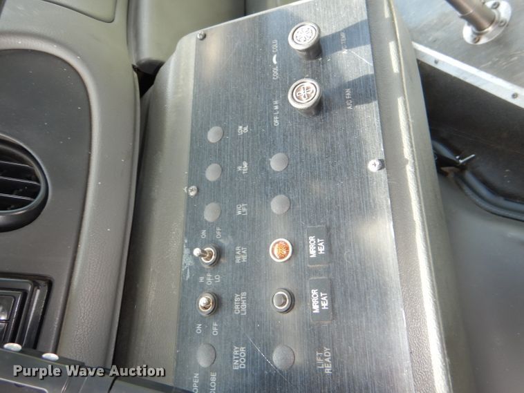 image for item DG4955 2004 Ford Econoline E450 Super Duty shuttle bus