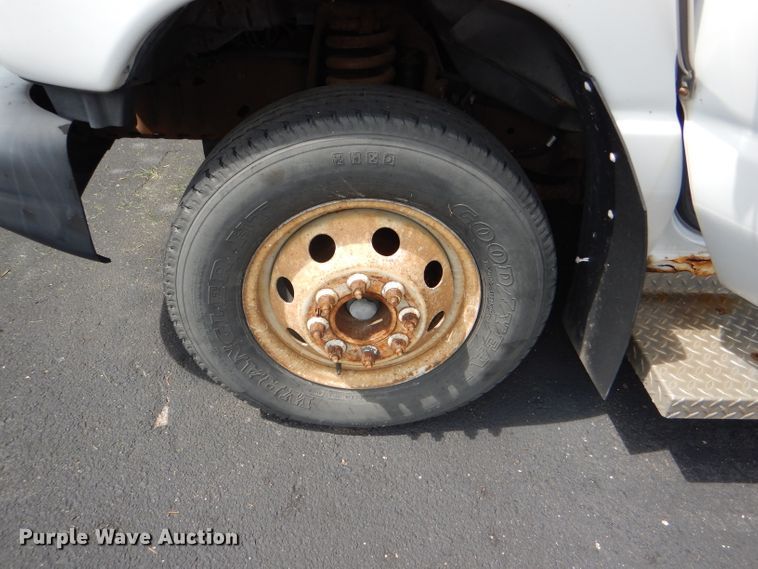 image for item DG4955 2004 Ford Econoline E450 Super Duty shuttle bus