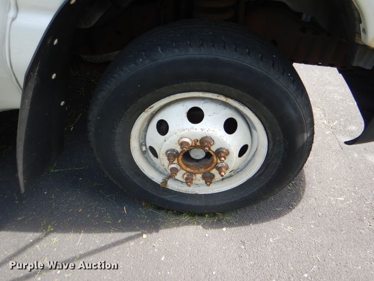 image for item DG4955 2004 Ford Econoline E450 Super Duty shuttle bus