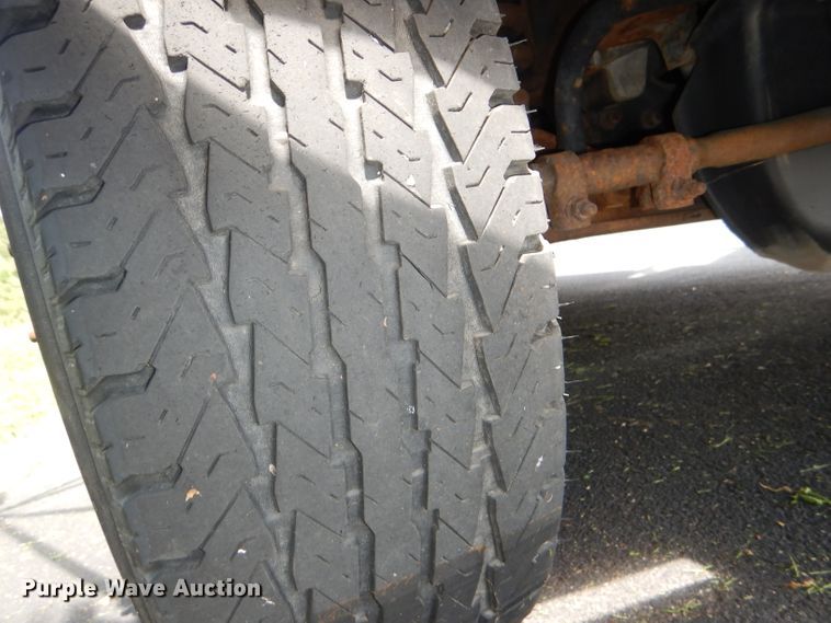 image for item DG4955 2004 Ford Econoline E450 Super Duty shuttle bus