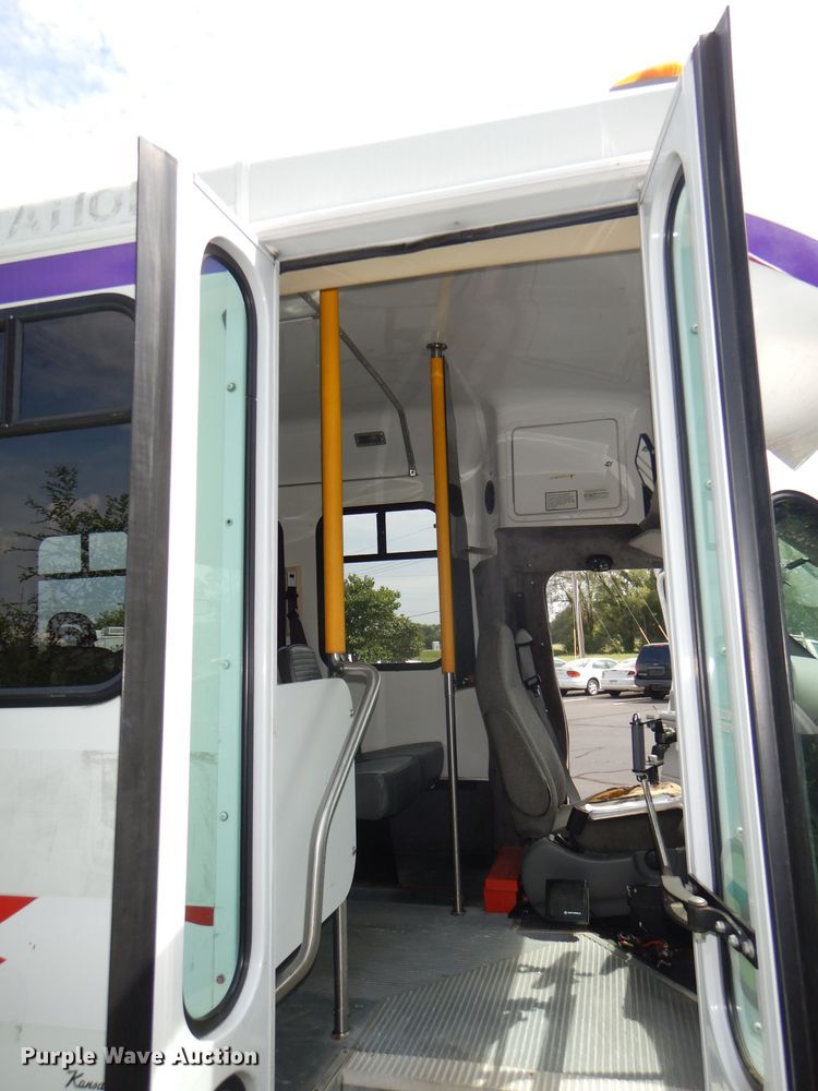 image for item DG4955 2004 Ford Econoline E450 Super Duty shuttle bus