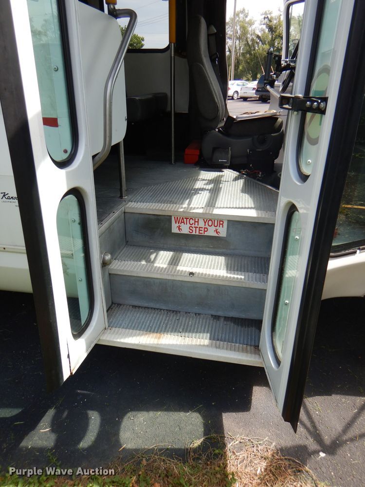 image for item DG4955 2004 Ford Econoline E450 Super Duty shuttle bus