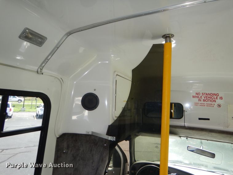 image for item DG4955 2004 Ford Econoline E450 Super Duty shuttle bus