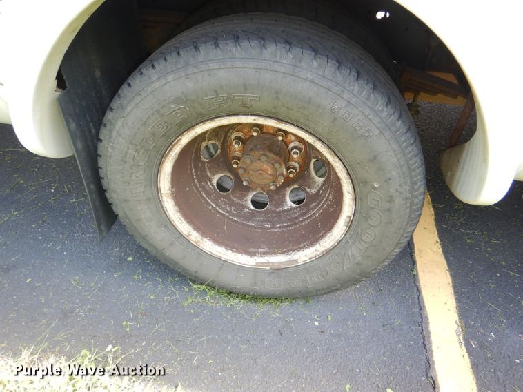 image for item DG4955 2004 Ford Econoline E450 Super Duty shuttle bus