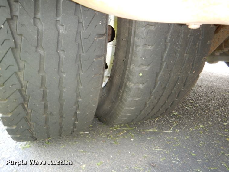 image for item DG4955 2004 Ford Econoline E450 Super Duty shuttle bus