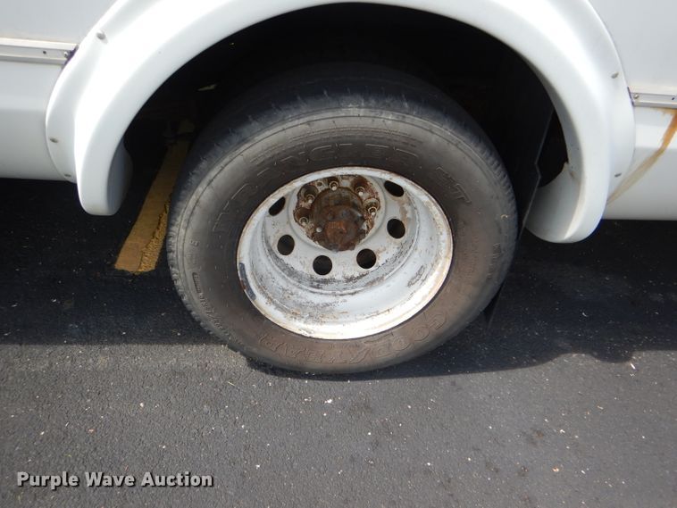 image for item DG4955 2004 Ford Econoline E450 Super Duty shuttle bus