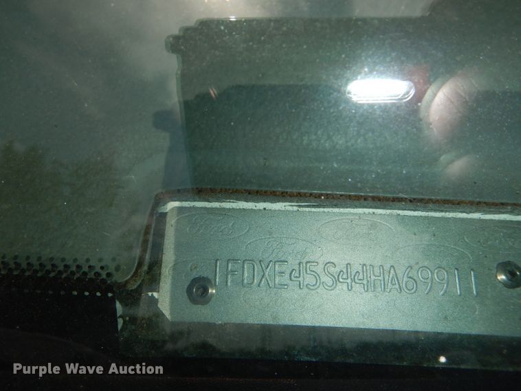 image for item DG4955 2004 Ford Econoline E450 Super Duty shuttle bus