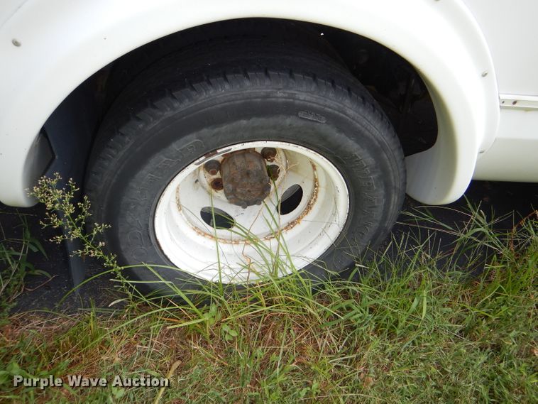 image for item DG4956 2010 Ford Econoline E450 Super Duty shuttle bus