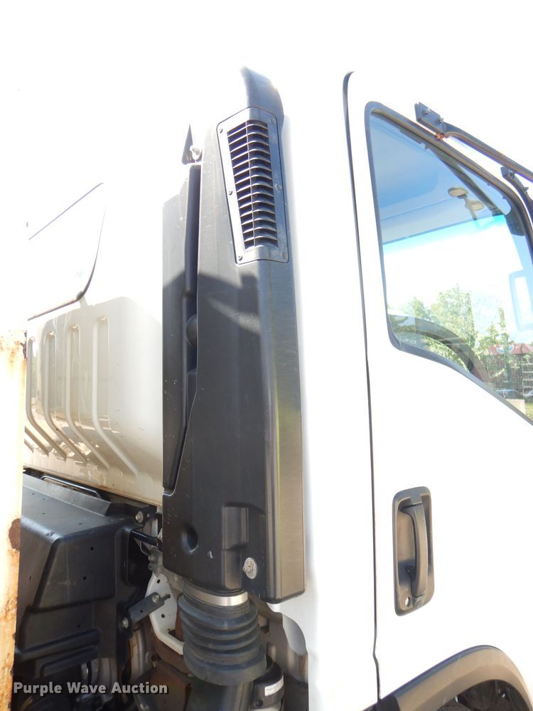 image for item DG4980 2012 Isuzu NQR refuse truck
