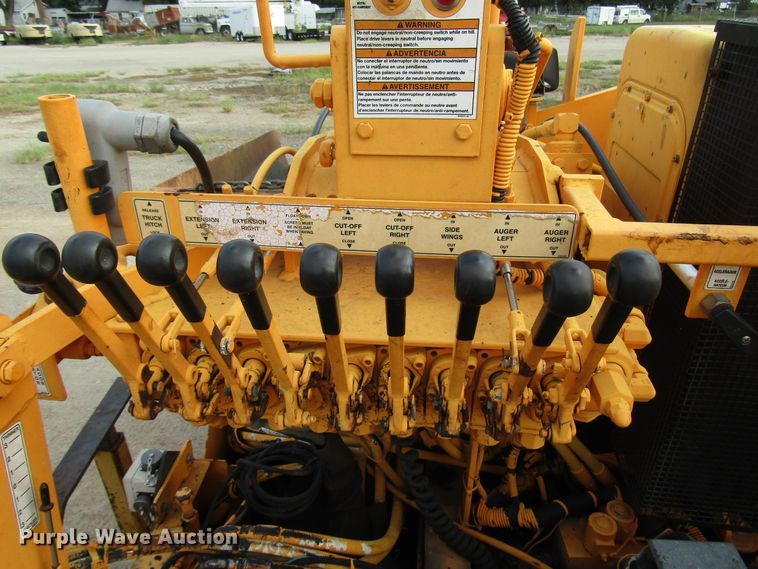 image for item DG8092 2004 LeeBoy L8500T paver