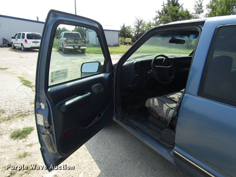 image for item DG8098 1997 Chevrolet Suburban C1500 SUV