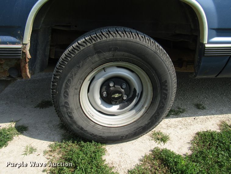 image for item DG8098 1997 Chevrolet Suburban C1500 SUV