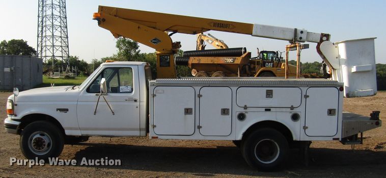 image for item DG8103 1997 Ford F450 Super Duty bucket truck