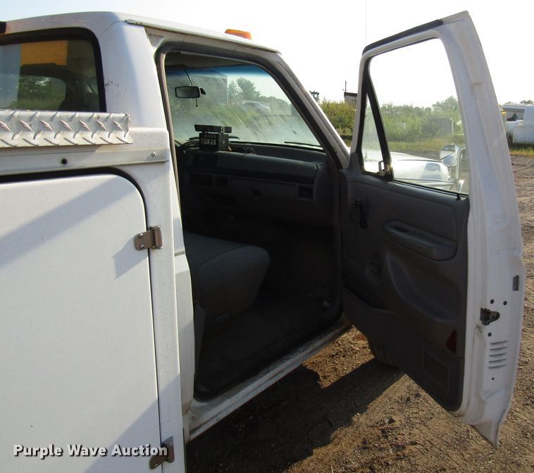 image for item DG8103 1997 Ford F450 Super Duty bucket truck