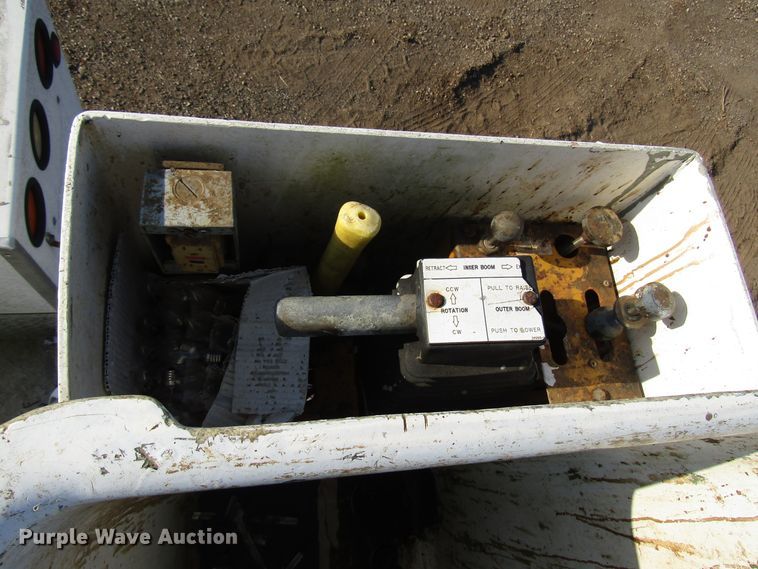 image for item DG8103 1997 Ford F450 Super Duty bucket truck