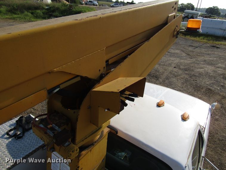 image for item DG8103 1997 Ford F450 Super Duty bucket truck