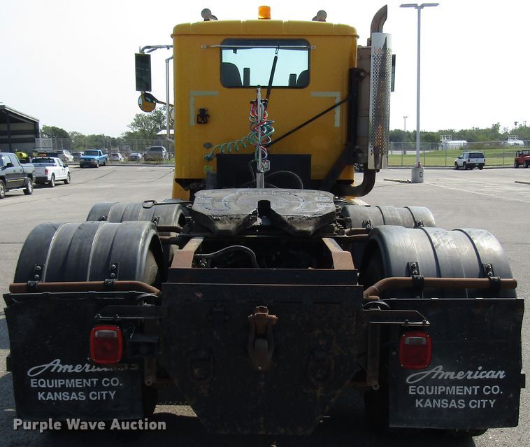 image for item DH2557 2006 International 5900i semi truck