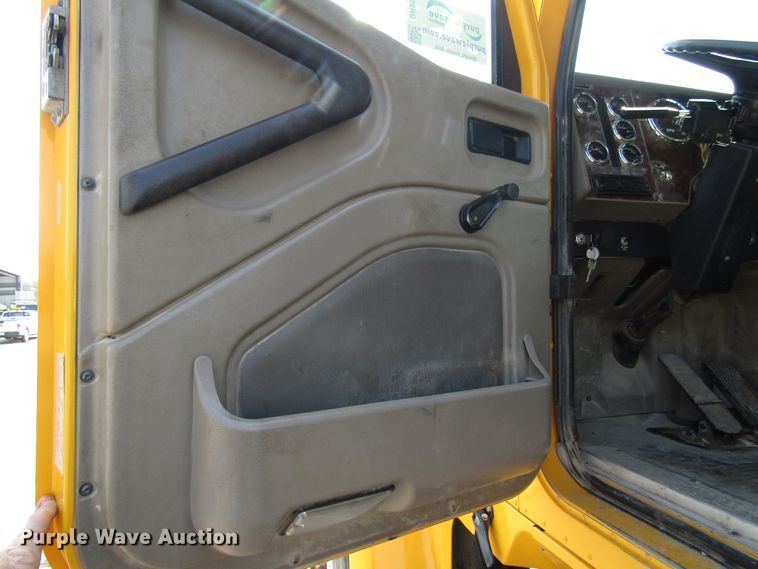 image for item DH2557 2006 International 5900i semi truck