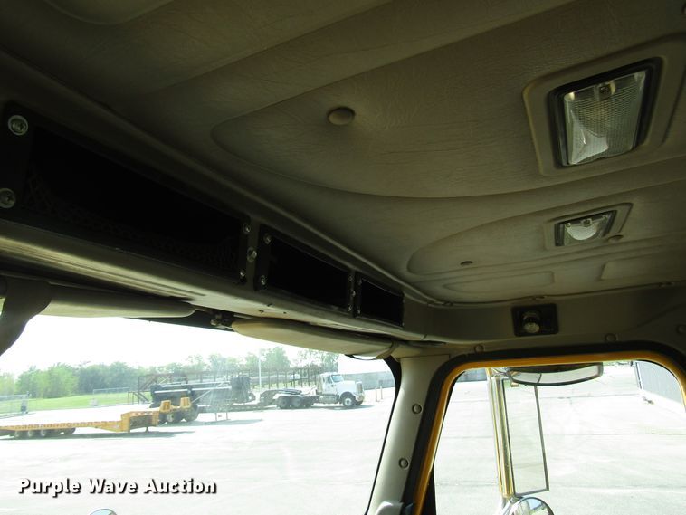 image for item DH2557 2006 International 5900i semi truck