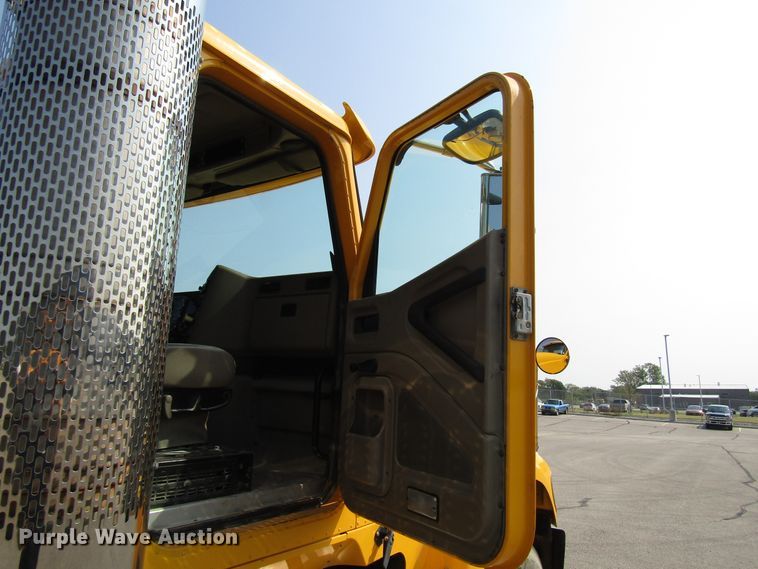 image for item DH2557 2006 International 5900i semi truck