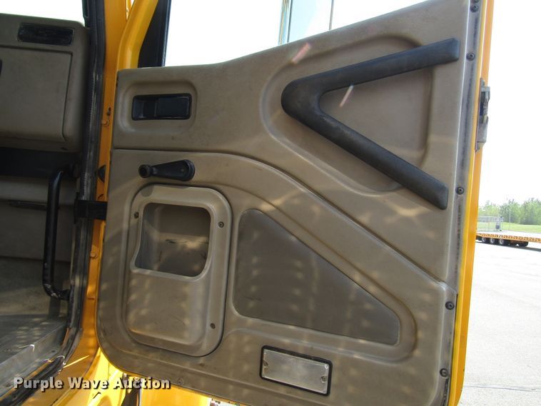 image for item DH2557 2006 International 5900i semi truck