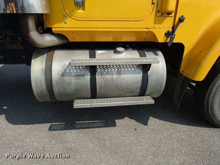 image for item DH2557 2006 International 5900i semi truck