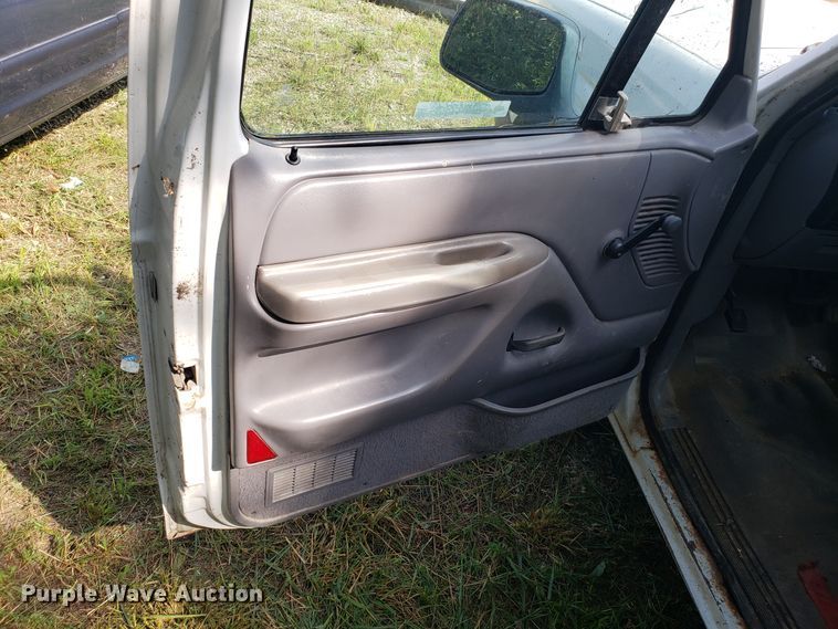 image for item ET9855 1995 Ford F150 pickup truck