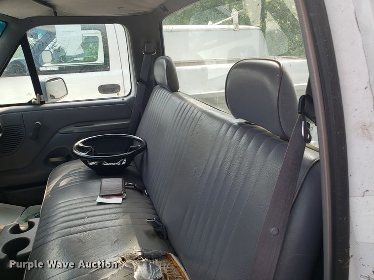 image for item ET9855 1995 Ford F150 pickup truck