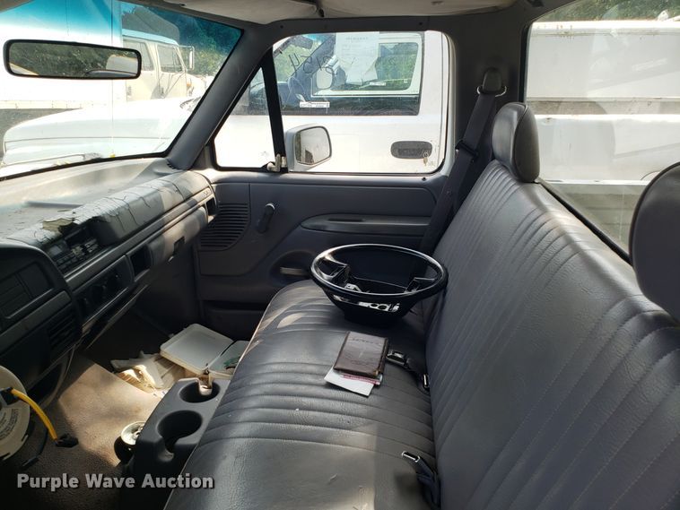 image for item ET9855 1995 Ford F150 pickup truck