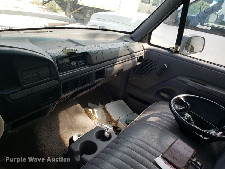 image for item ET9855 1995 Ford F150 pickup truck