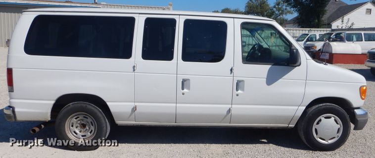 image for item FC9932 2004 Ford E150 van