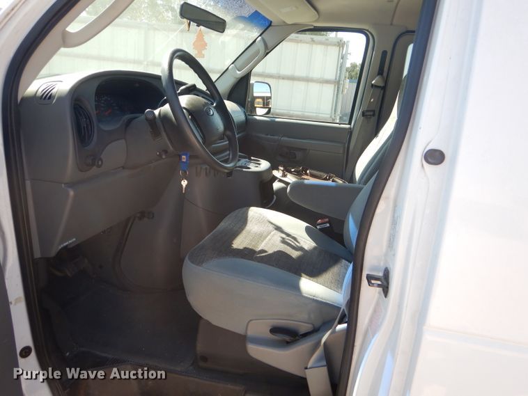 image for item FC9932 2004 Ford E150 van