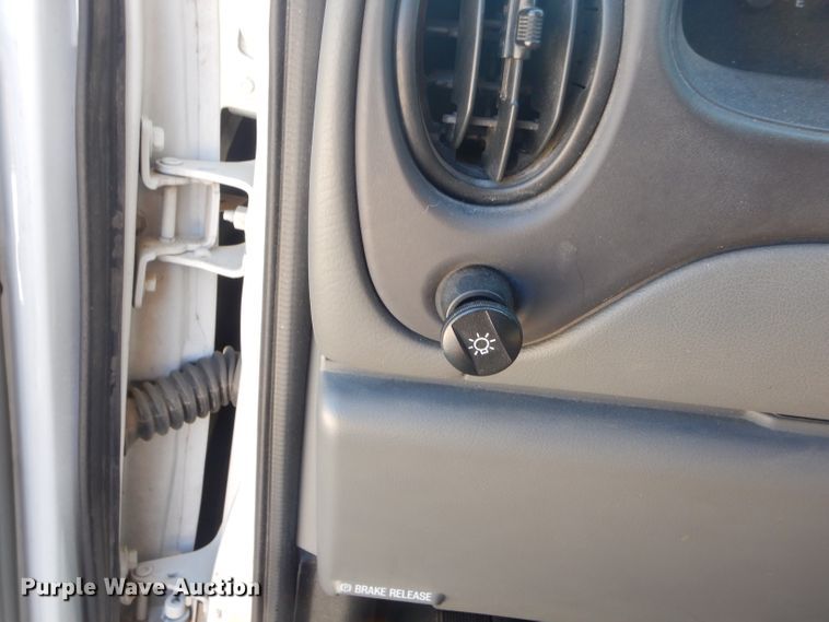 image for item FC9932 2004 Ford E150 van