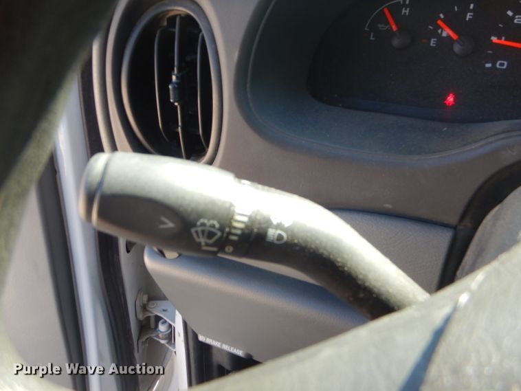 image for item FC9932 2004 Ford E150 van