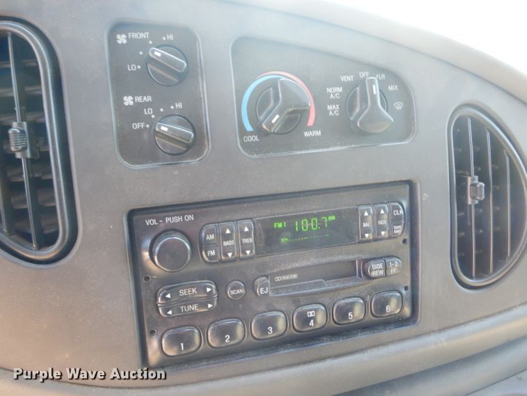 image for item FC9932 2004 Ford E150 van