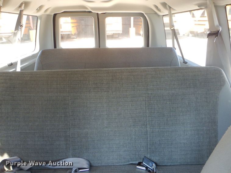 image for item FC9932 2004 Ford E150 van