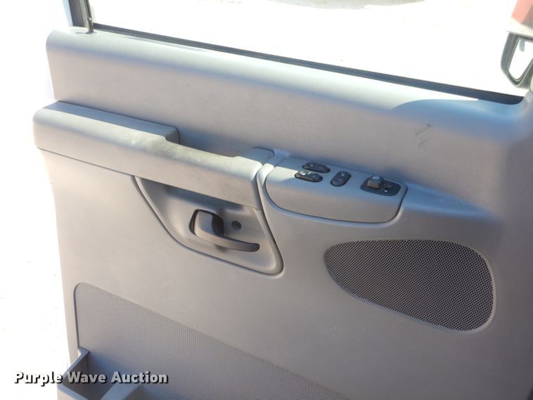 image for item FC9932 2004 Ford E150 van