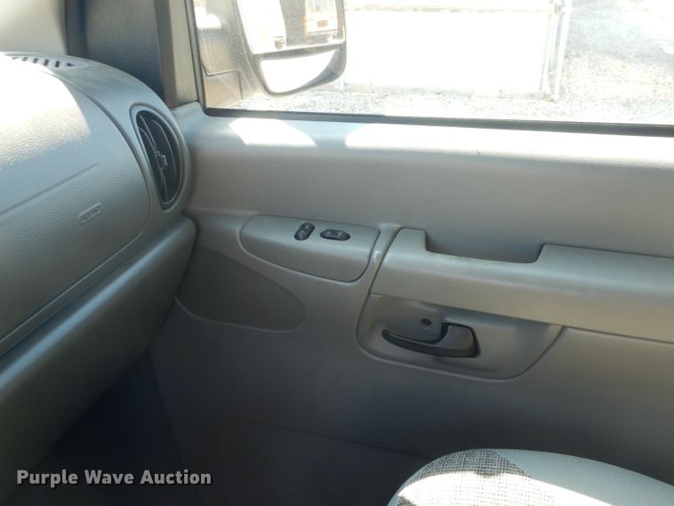 image for item FC9932 2004 Ford E150 van