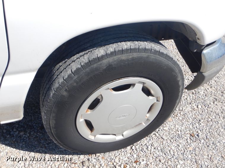 image for item FC9932 2004 Ford E150 van