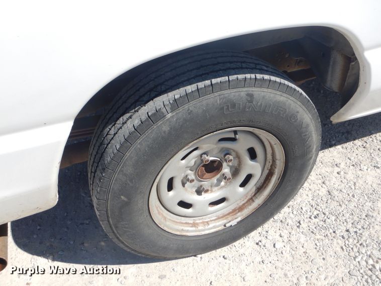 image for item FC9932 2004 Ford E150 van