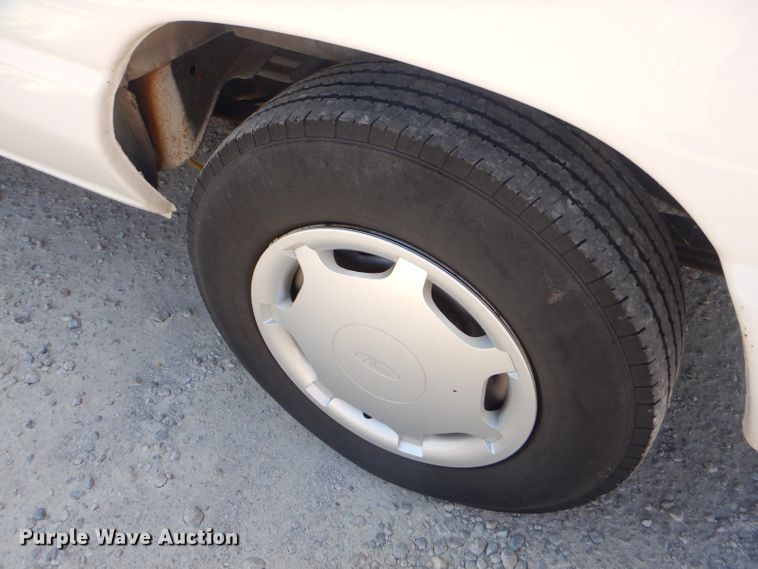 image for item FC9932 2004 Ford E150 van