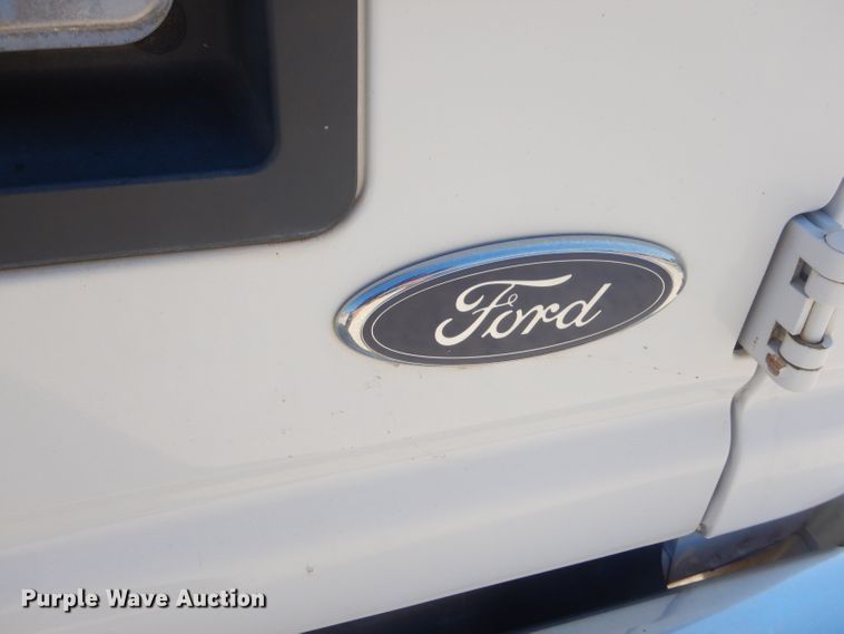 image for item FC9932 2004 Ford E150 van