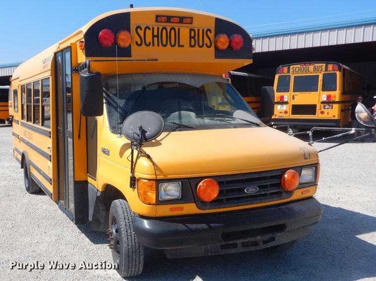 image for item FC9934 2005 Ford E450 shuttle bus