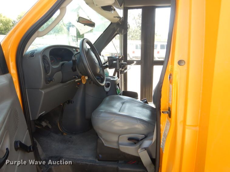 image for item FC9934 2005 Ford E450 shuttle bus