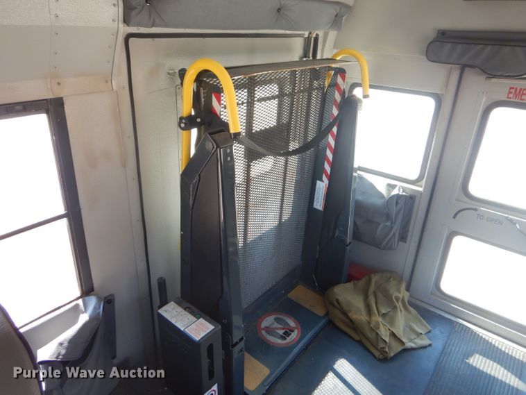 image for item FC9934 2005 Ford E450 shuttle bus