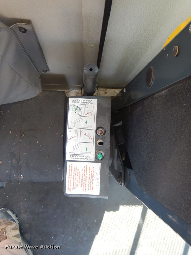 image for item FC9934 2005 Ford E450 shuttle bus