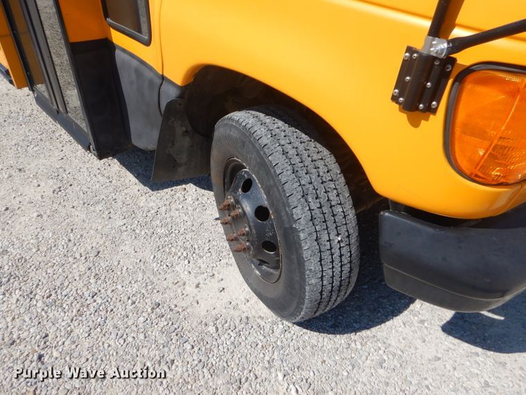 image for item FC9934 2005 Ford E450 shuttle bus