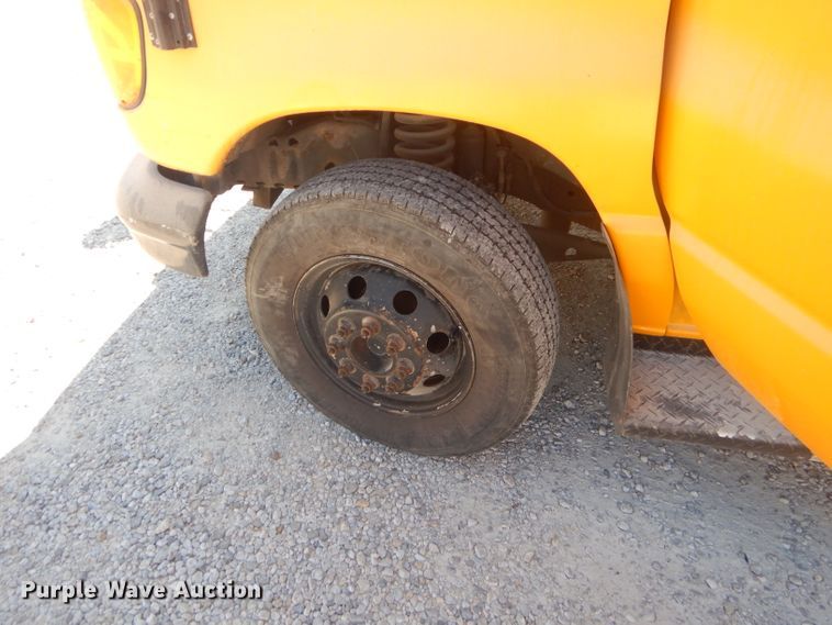 image for item FC9934 2005 Ford E450 shuttle bus