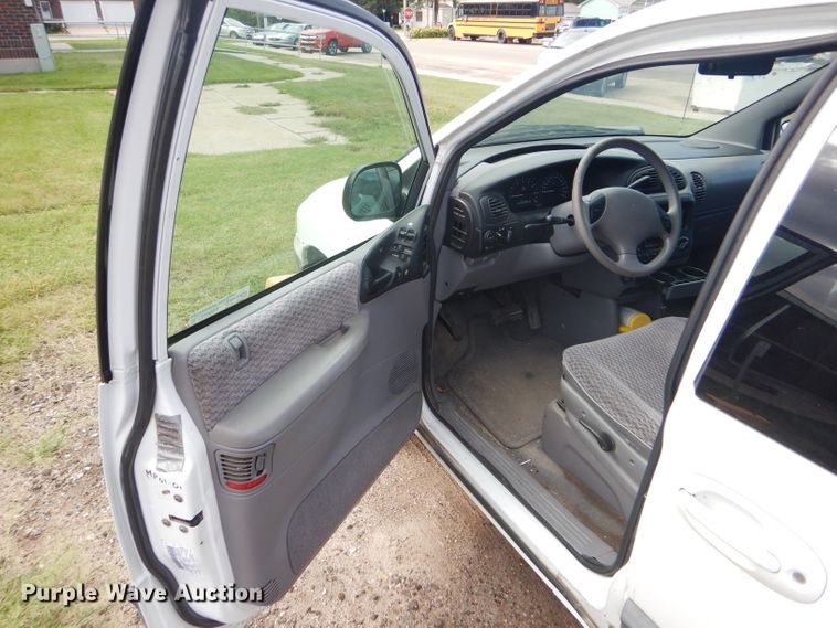 image for item FG9815 2000 Dodge Caravan mini van